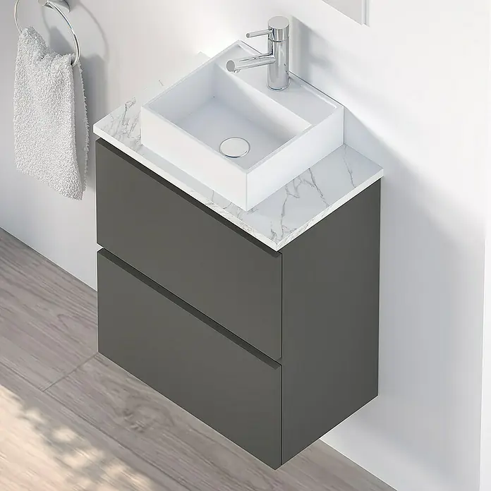 Artysan Conjunto de mueble de baño Picolo - Antracita, Mate - Primer plano de un moderno tocador de baño con mueble gris, encimera de mármol y lavabo cuadrado.