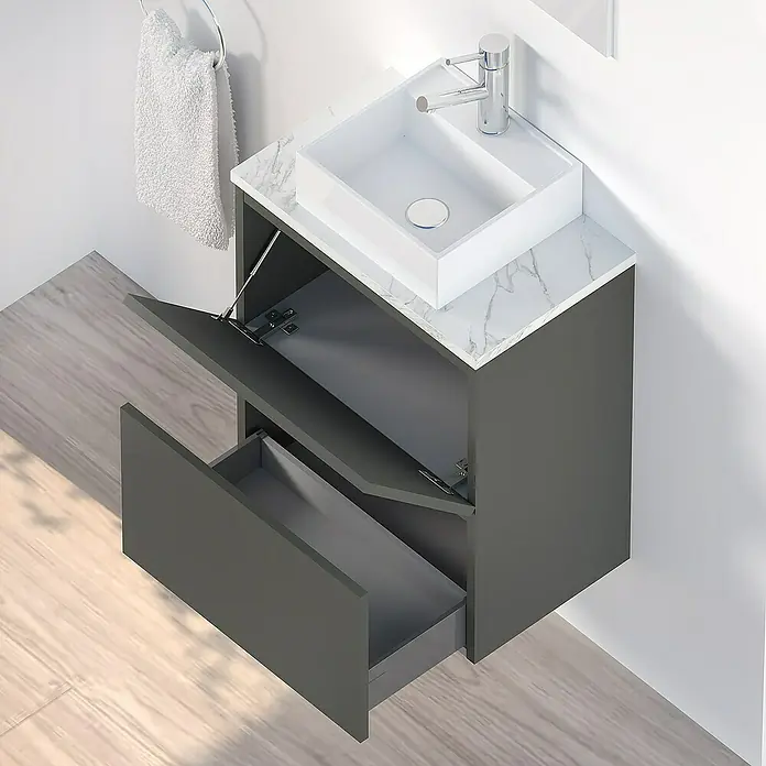 Artysan Conjunto de mueble de baño Picolo - Antracita, Mate - La imagen muestra un moderno mueble de baño gris con un lavabo blanco y una encimera de mármol, con el cajón y la puerta abiertos.