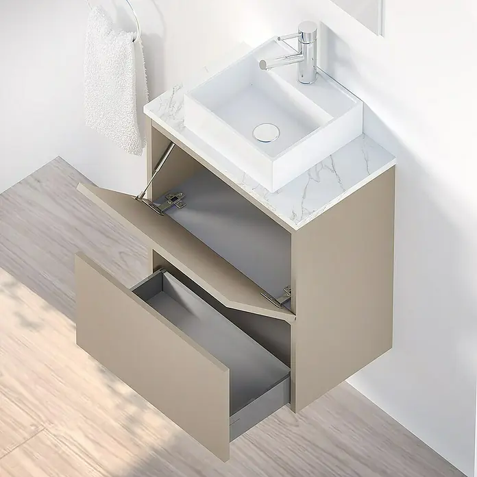 Artysan Conjunto de mueble de baño Picolo - Fango, Mate - La imagen muestra un moderno mueble de baño con armario abierto y cajón, ideal para baños con estilo. La combinación de color y diseño es perfecta.