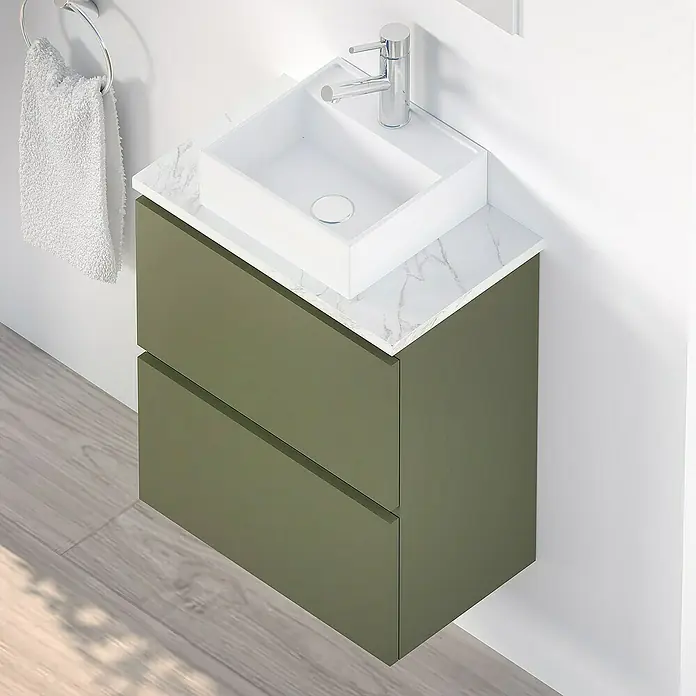 Artysan Conjunto de mueble de baño Picolo - Musgo, Mate - Un moderno mueble de baño con lavabo y dos cajones verdes. La encimera es de mármol. Toallero a la izquierda.