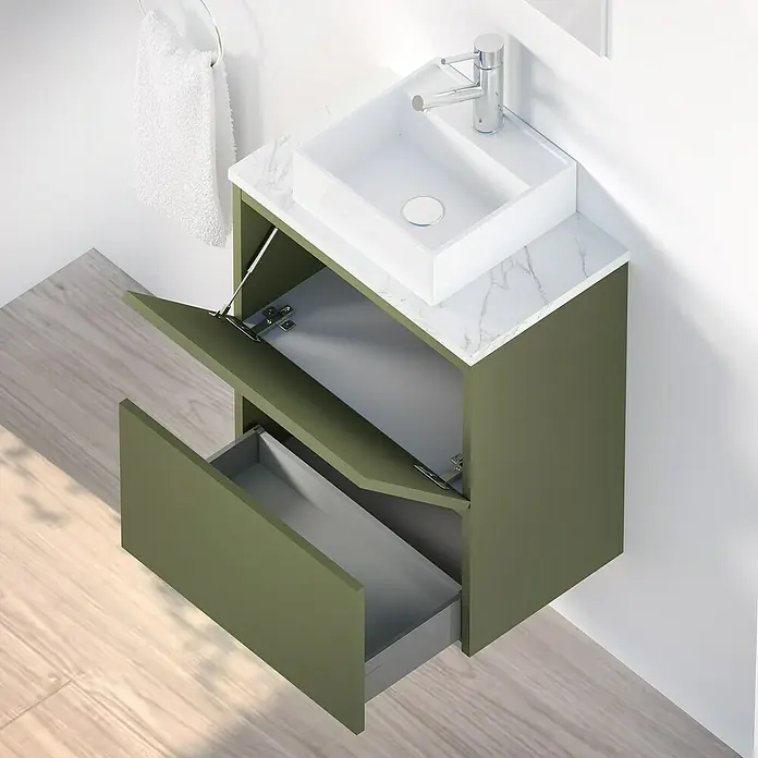 Artysan Conjunto de mueble de baño Picolo - Musgo, Mate - Elegante mueble de baño verde oliva con encimera de mármol, lavabo y cajón abierto, ideal para un diseño de baño moderno.