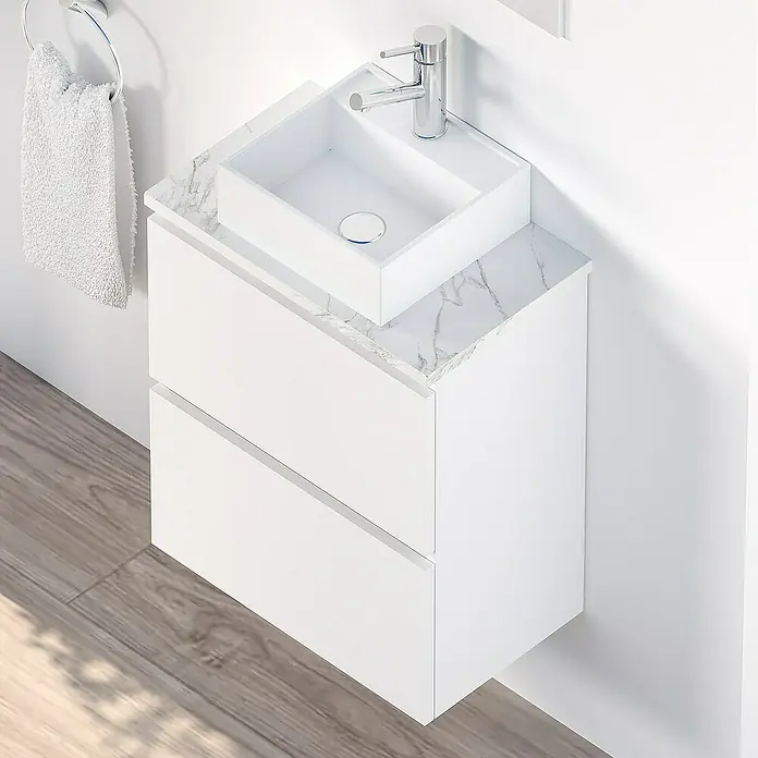 Artysan Conjunto de mueble de baño Picolo - Blanco seda, Mate - Baño moderno con tocador blanco con encimera de mármol y lavabo sobre encimera. Incluye un toallero con una toalla blanca.