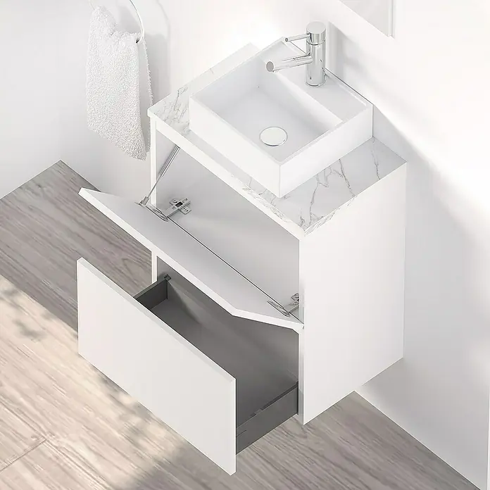 Artysan Conjunto de mueble de baño Picolo - Blanco seda, Mate - Mueble de baño blanco con encimera de mármol, lavabo rectangular y un cajón abierto. El accesorio de baño tiene un diseño moderno y elegante.