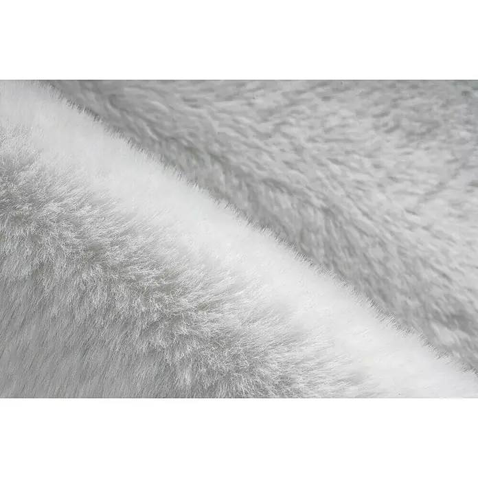 Badteppich Happy - 50 x 90 cm, Weiß, 100% Polyester - Nahaufnahme eines weichen, hellgrauen Teppichs oder einer Decke, der Textur und Komfort betont. Ideal für gemütliche Wohnräume.