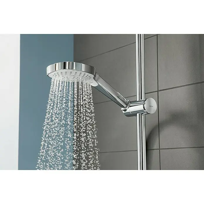 Hansgrohe Croma E Duschsystem Showerpipe 280 1jet Varia - Mit Thermostatarmatur, Lochabstand: 80 cm - 90 cm, Anzahl Strahlarten: 4 Stk., Chrom - Nahaufnahme einer verchromten Duschbrause, die Wasserstrahlen abgibt, montiert an einer Stange vor grauem Fliesenhintergrund.