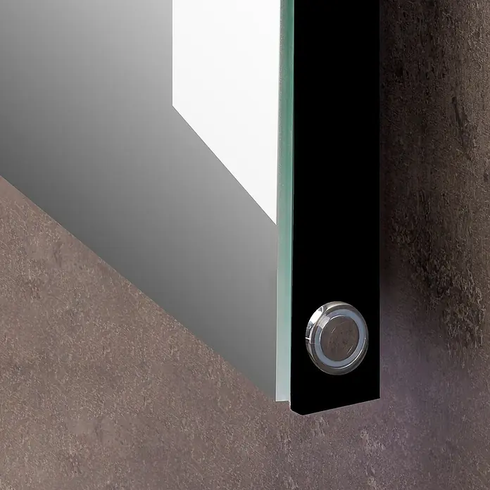 Camargue Espejo con luz Daphne - 60 x 80 cm, Negro - Primer plano de un espejo moderno con interruptor táctil. Diseño elegante para baños u otros espacios.