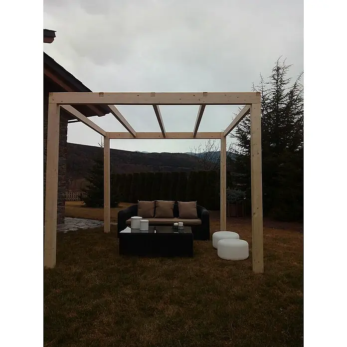 Pérgola estándar Green - L x An x Al: 400 x 400 x 250 cm, Marrón - Una pérgola moderna de madera clara enmarca un elegante conjunto de salón con sofá, mesa y pufs en el jardín.