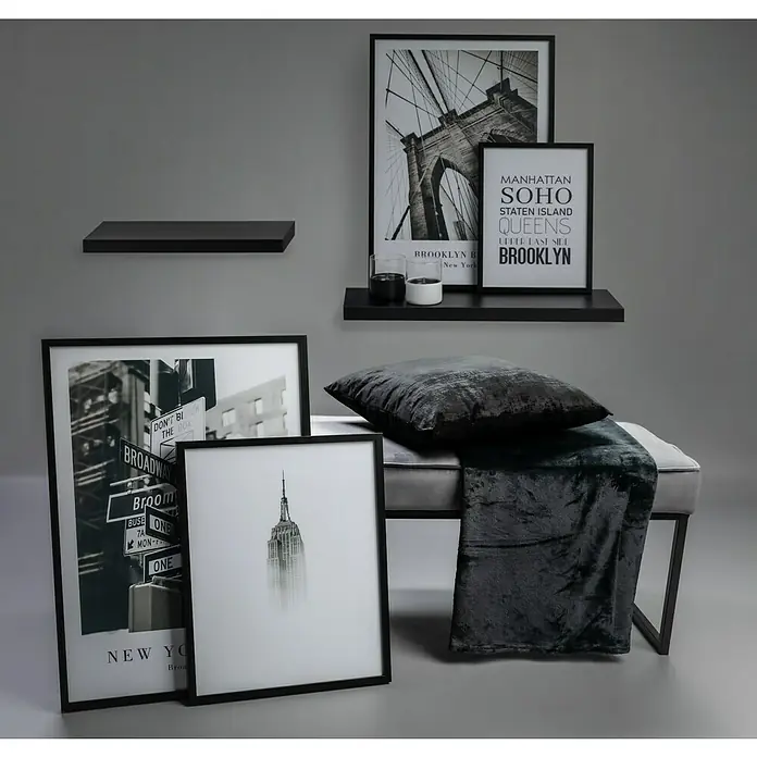 Regalux Wandboard XL4 - L x B x H: 23,5 x 80 x 3,8 cm, Schwarz, Belastbarkeit: 12 kg - Eine Nahaufnahme von Dekorationselementen, darunter gerahmte Kunstdrucke und Regale, die eine moderne New Yorker Ästhetik zeigen.