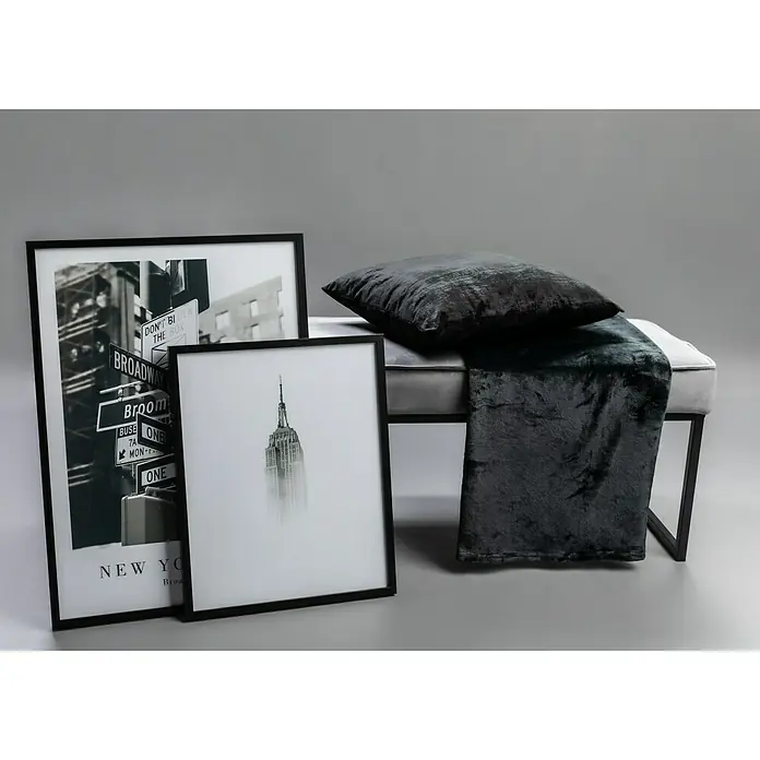 Bild - Fog, B x H: 40 x 50 cm - Zwei gerahmte New-York-Bilder und ein anthrazitfarbenes Kissen auf einer Bank mit einer passenden Decke für eine stilvolle Raumdekoration.