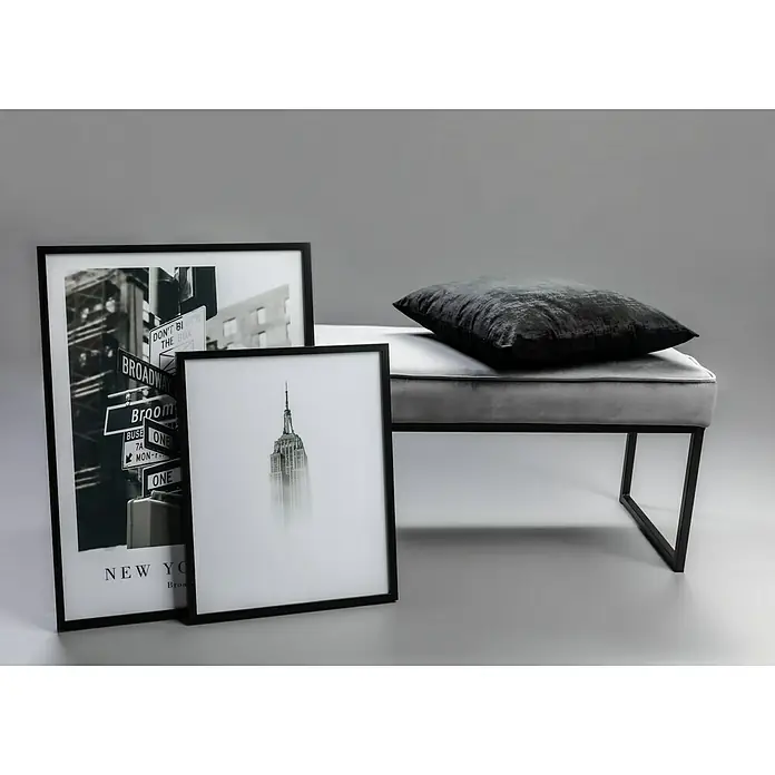 Bild - Fog, B x H: 40 x 50 cm - Zwei gerahmte New York-Kunstdrucke und eine graue Bank mit einem Kissen darauf. Die Kunstdrucke sind ein echter Blickfang.