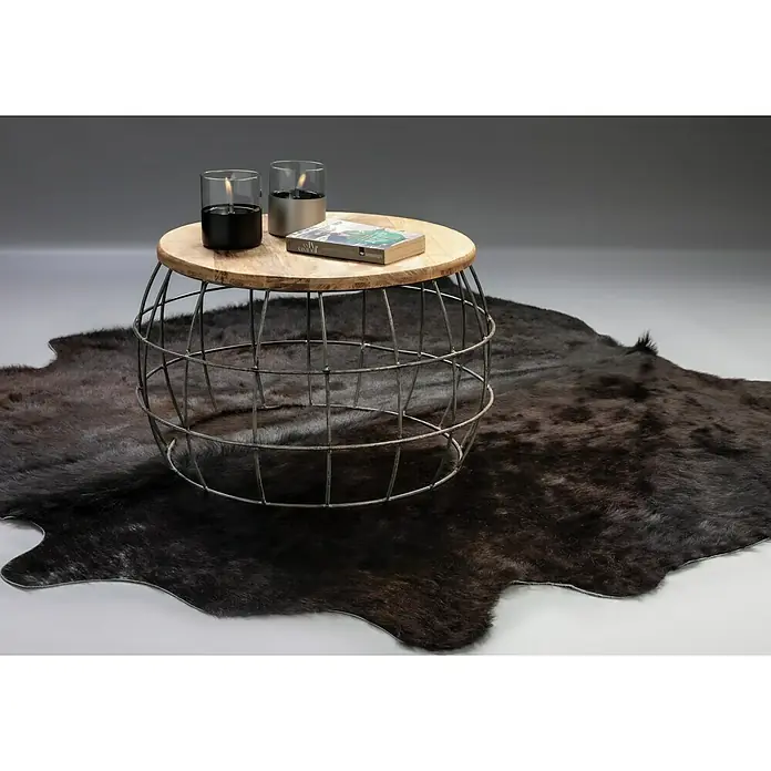 Lederteppich Rind - Farblich sortiert, 170 x 180 cm, 100 % Echtfell - Nahaufnahme eines modernen Couchtisches mit Holzplatte und Metalldrahtgestell, dekoriert mit Kerzen und Buch, auf einem Fellteppich.