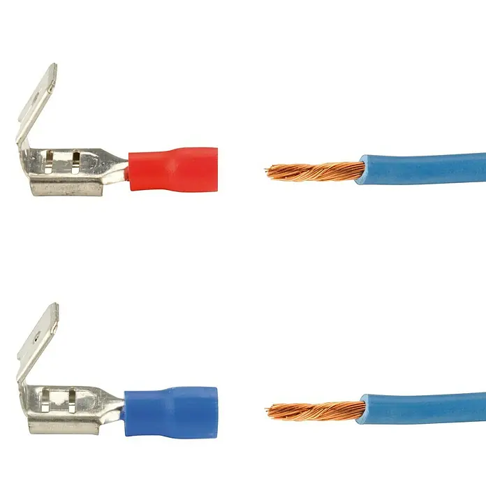 BAUHAUS Flachstecker - 10 x Flachstecker 1,5mm² rot, 10 x Flachstecker 2,5mm² blau - Zwei Sätze von Kabelschuhen und abisolierten Kabelenden mit unterschiedlichen Farben und Metallelementen auf weißem Grund.