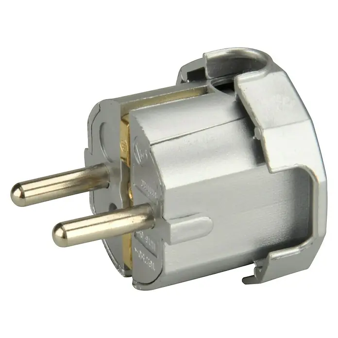 UniTEC Schutzkontaktstecker - Silber, Seitliche Kabeleinführung - Nahaufnahme eines Silbernen Schuko-Steckers mit zwei runden Stiften und Erdungskontakt für den europäischen Markt.