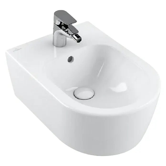 Villeroy & Boch Avento Wand-Bidet - 37 x 53 cm, Weiß, Keramik, Ohne Spezialglasur - Nahaufnahme eines modernen weißen Bidets mit einem eleganten Chromhahn, das ein stilvolles Badezimmeraccessoire für persönliche Hygiene zeigt.