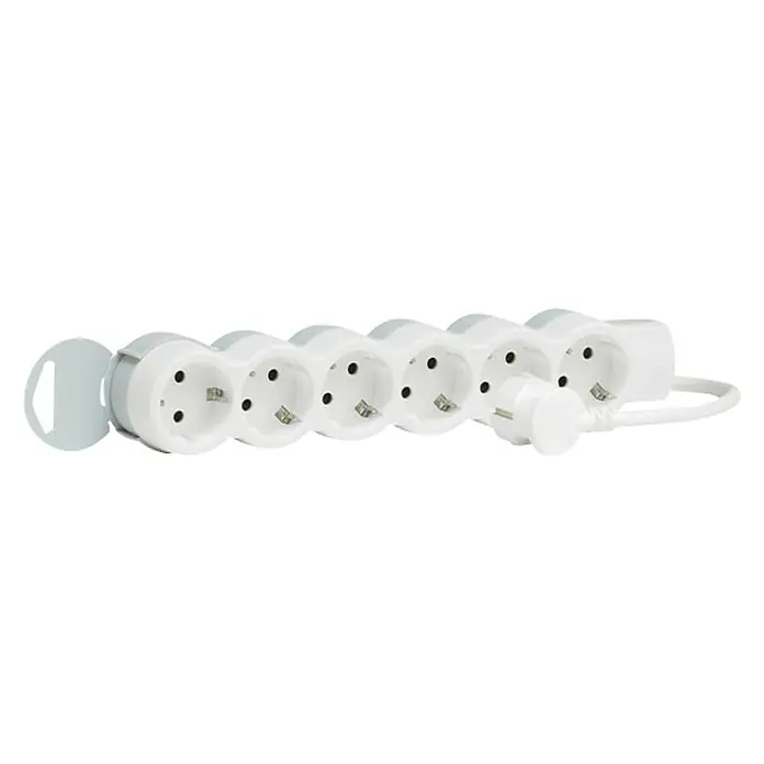 Legrand Base de enchufe múltiple Standard - Blanco - En la imagen se ve una regleta blanca con múltiples enchufes y un conector. Está diseñada para uso interior y ofrece un cómodo acceso de energía.