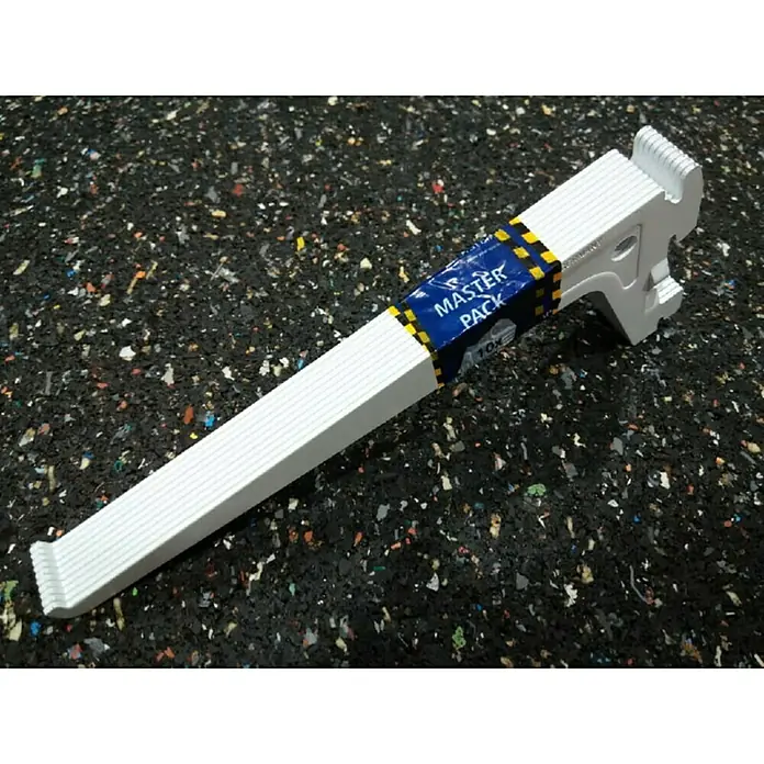 Element System Pro-Träger-Set - Länge: 35 cm, Belastbarkeit: 60 kg, 10 Stk., Weiß - Naheaufnahme eines weißen Universal-Spanneisen-Werkzeugs mit einer blauen und gelben "Master Pack"-Banderole auf einem gesprenkelten Untergrund.