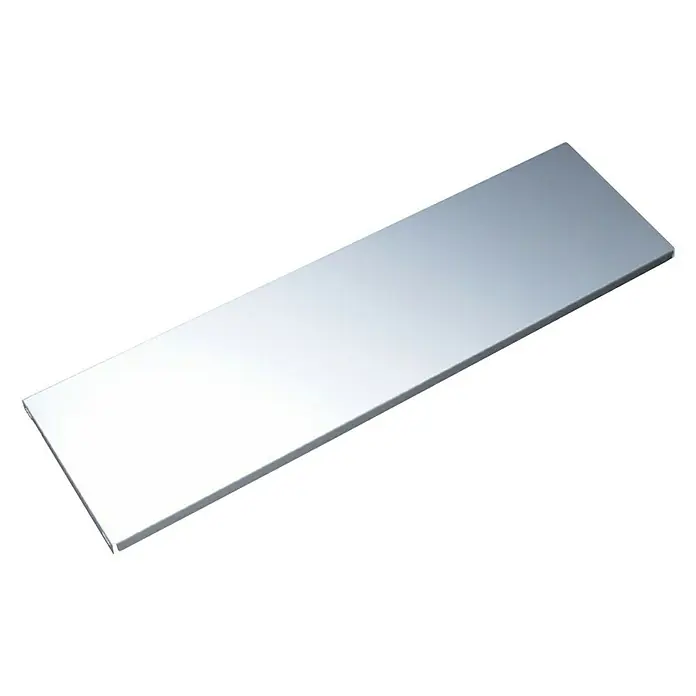 Element System Stahlfachboden - L x B: 80 x 25 cm, Traglast Einlegeboden: 30 kg, Weiß/Aluminium - Reflektierende Metallplatte auf schwarzem Hintergrund. Eine glänzende, rechteckige Platte, ideal für industrielle Anwendungen oder moderne Designs.
