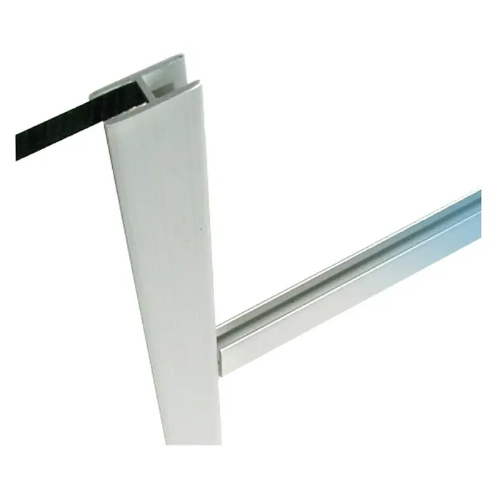 Kantoflex Perfil en H - 1.000 x 9,9 x 22 mm, Espesor: 1,5 mm, Plateado - Primer plano de perfiles de aluminio con tiras de sellado negras, utilizados en marcos de ventanas o puertas.