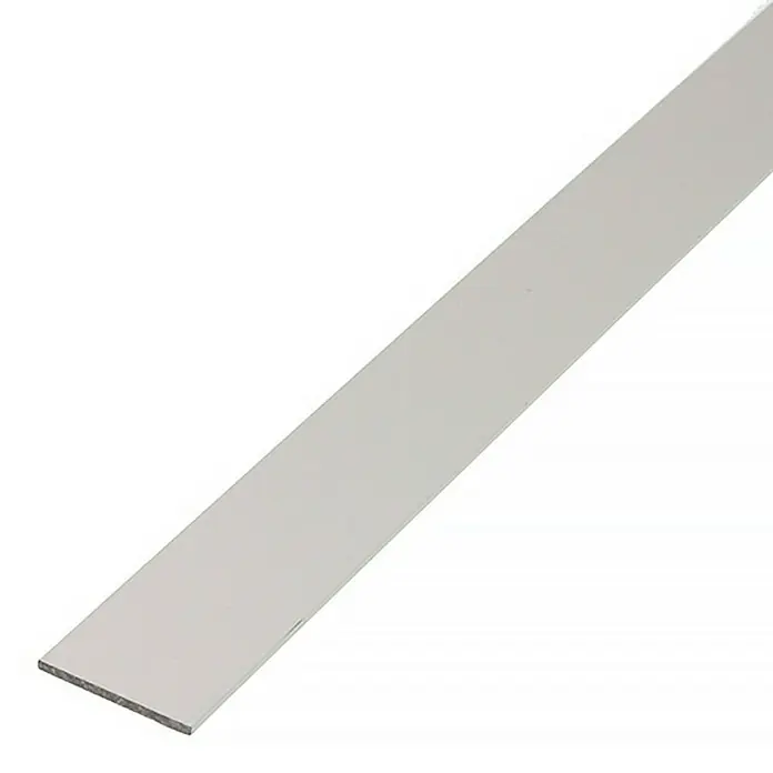 Stabilit Perfil plano - L x An x Es: 1.000 x 60 x 3 mm, Aluminio, Plateado - Primer plano de una tira de metal rectangular y plana con una superficie brillante que se extiende diagonalmente sobre un fondo blanco.