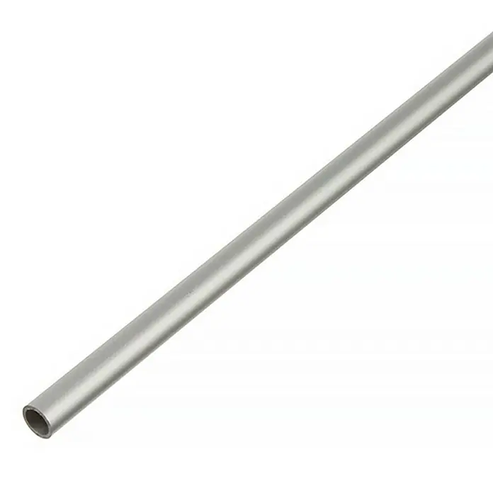 Stabilit Tubo redondo - Ø x L: 20 x 2.000 mm, Acero gris, Eloxado - Primer plano de un tubo metálico plateado, en diagonal sobre un fondo blanco, resaltando un elemento de diseño moderno.