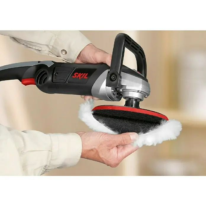 Skil Pulidora 1144AA - 1.200 W, 180 mm, 1.000 r.p.m. - 3.600 r.p.m. - Pulidora de una mano Skil en acción, ideal para el cuidado del automóvil y el acabado de superficies.