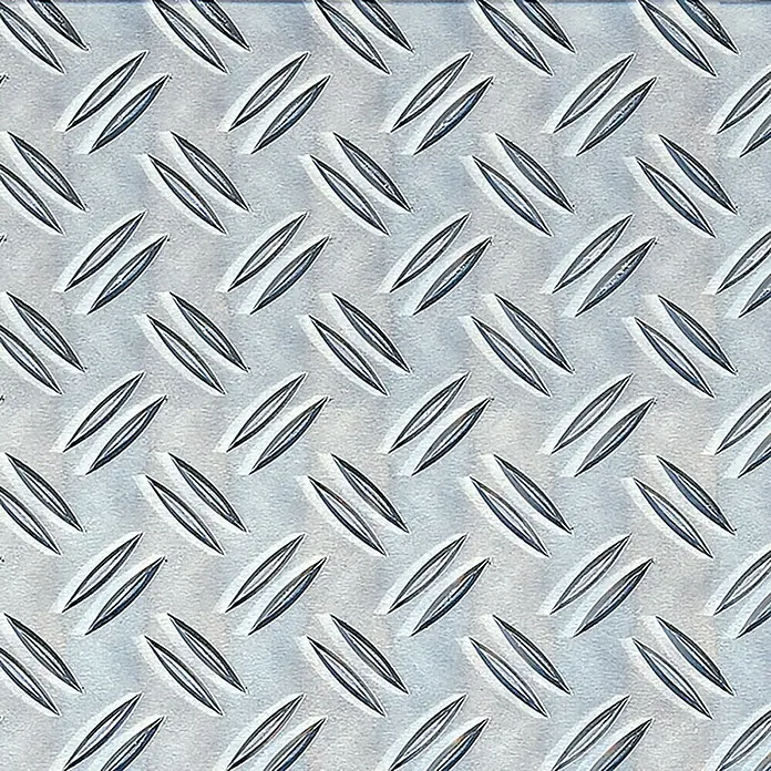 Kantoflex Riffelblech - 1.000 x 600 mm, Stärke: 1,5 mm - 2 mm, Aluminium, Unbehandelt - Nahaufnahme einer silbernen Riffelblechoberfläche mit einem sich wiederholenden diagonalen Rippenmuster für Rutschfestigkeit und industrielle Ästhetik.