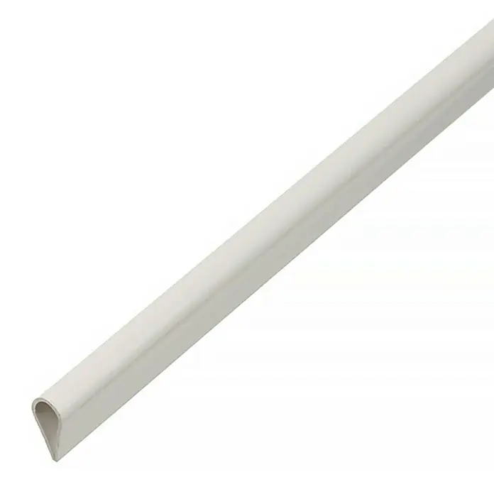 Kantoflex Perfil de sujeción - L x Al: 1.000 x 15 mm, Espesor: 0,9 mm, Plástico, Blanco - Primer plano de un conducto de cables blanco, inclinado diagonalmente sobre un campo blanco brillante, diseñado para una gestión limpia de los cables.
