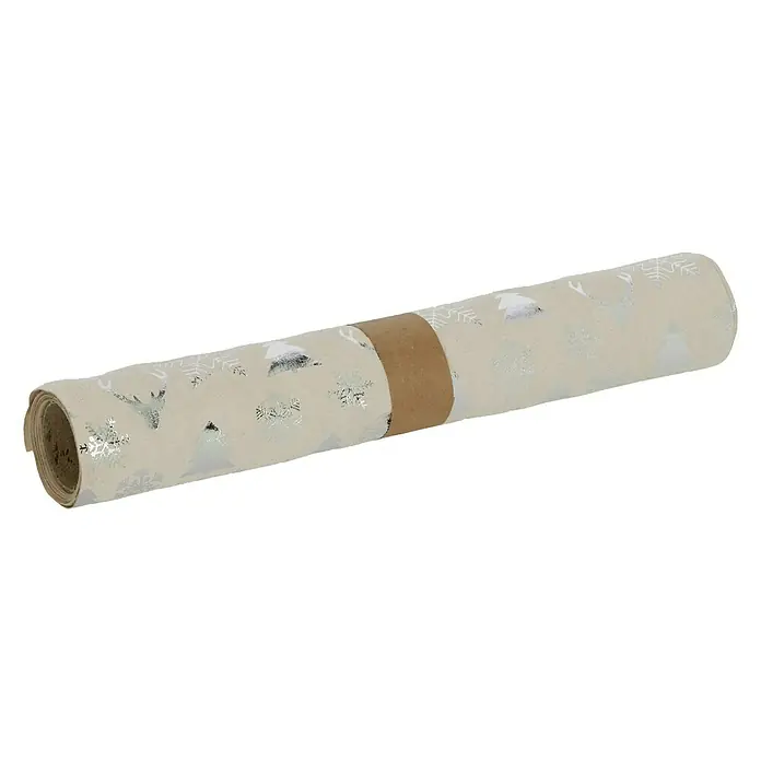 Dekostoff - Beige/Silber, 200 x 28 cm - Nahaufnahme einer Rolle Geschenkpapier mit winterlichen Silbermotiven und einer braunen Banderole, ideal zum stilvollen Verpacken von Weihnachtsgeschenken.