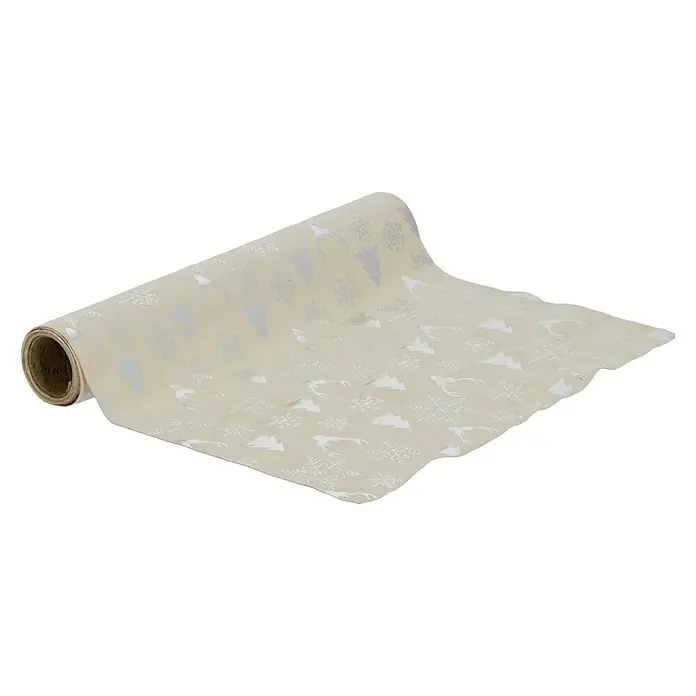 Dekostoff - Beige/Silber, 200 x 28 cm - Rolle Geschenkpapier mit weihnachtlichen Motiven wie Bäumen, Schneeflocken und Rentieren auf beigem Hintergrund.