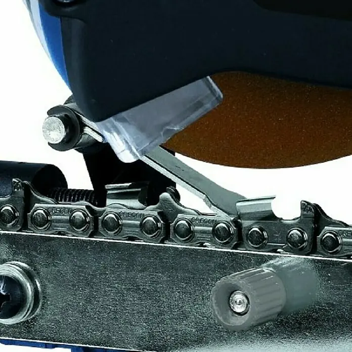 Einhell Schleifscheibe - Durchmesser: 108 mm, Stärke: 3,2 mm, Passend für: Einhell Akku-Sägekettenschärfgerät GE-CS 18 Li-Solo und GC-CS 85 E - Nahaufnahme eines Kettenschärfgeräts, das eine Kette präzise schleift. Ideal, um Ihre Kettensäge in Topform zu halten.