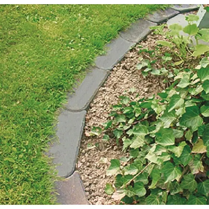 Christoph Mähstein - 33 x 13 x 5 cm, Grau, Beton - Bild einer Rasenkante aus Betonsteinen, die einen Rasen von einem Beet mit Bodendeckern trennt.