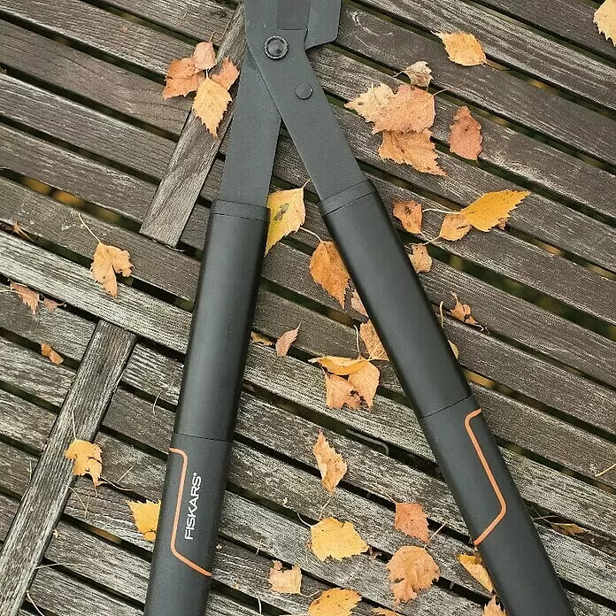 Fiskars SingleStep Hand-Astschere L28 - Länge: 57 cm, Max. Aststärke: 35 mm, Stahl, Schwarz/Orange - Stimmungsaufnahme