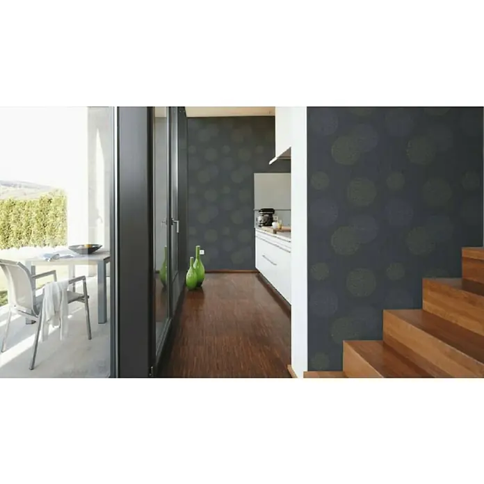 A.S. Création Casual Living Vliestapete Kreise - Anthrazit-Grau, Grafisch, 10,05 x 0,53 m - Blick in einen modern eingerichteten Raum mit auffälliger Muster-Tapete, minimalistischer Küche und Treppe.