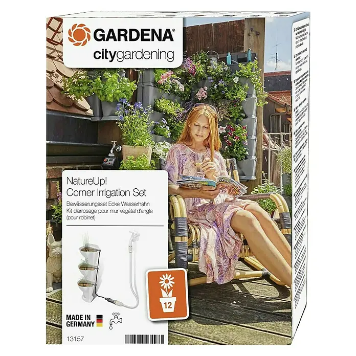 Gardena Bewässerungs-Set NatureUp! Ecke Wasserhahn - Passend für: Bewässerung von bis zu 12 Pflanzen - Produktverpackung des Gardena NatureUp! Eckbewässerungs-Sets für die Bewässerung von Pflanzen in Ecken, inklusive 12 Bewässerungselementen.
