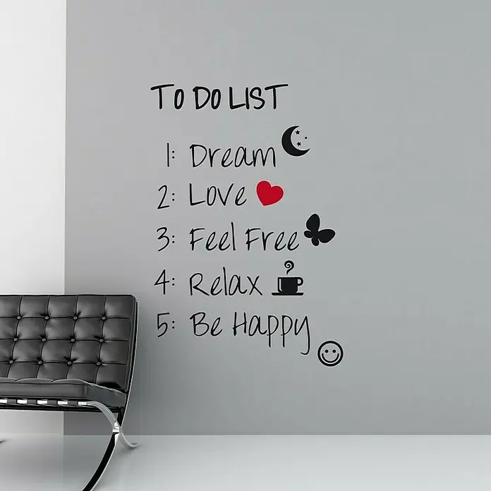 Vinilo de pared To do list - 68 x 48 cm, Negro/Rojo, Plástico - Vinilo decorativo de pared con una "Lista de cosas por hacer" que invita a soñar, amar, sentirse libre, relajarse y ser feliz, junto a una silla negra.
