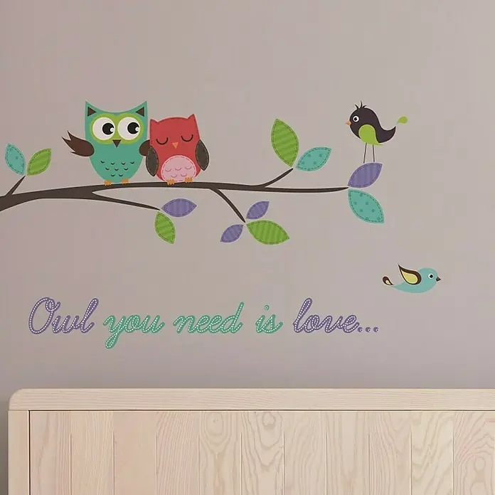 Vinilo de pared Búho - Multicolor, Plástico - Adhesivo de pared con dos búhos y dos pájaros en una rama con la inscripción "Owl you need is love...", ideal para habitaciones infantiles.