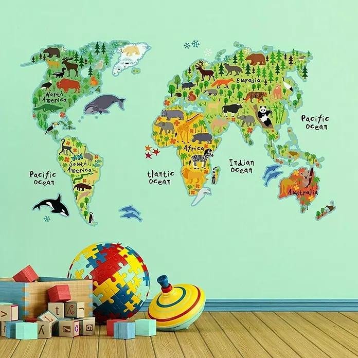 Vinilo de pared Mapa Animales - 48 x 68 cm, Multicolor, Plástico - Adhesivo de pared del mapa mundial con ilustraciones de animales, acompañado de bloques de juguete, una pelota de rompecabezas y una peonza.
