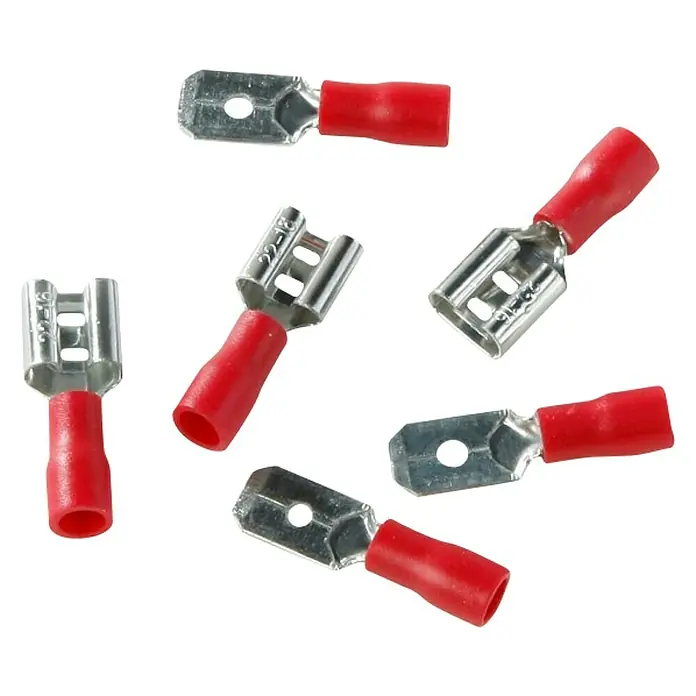 Voltomat Flachsteckhülsen - 6,3 mm, Querschnitt: 0,5 mm² - 1,5 mm², 10 x Flachstecker, 10 x Flachsteckhülsen, Rot - Eine Nahaufnahme von isolierten Flachsteckhülsen mit roter Isolierung, die für elektrische Verbindungen verwendet werden.
