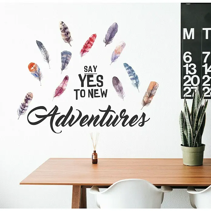 Vinilo de pared Say Yes - Plástico - Vinilo decorativo con plumas y la frase "Say Yes To New Adventures", una elegante decoración para espacios habitables.