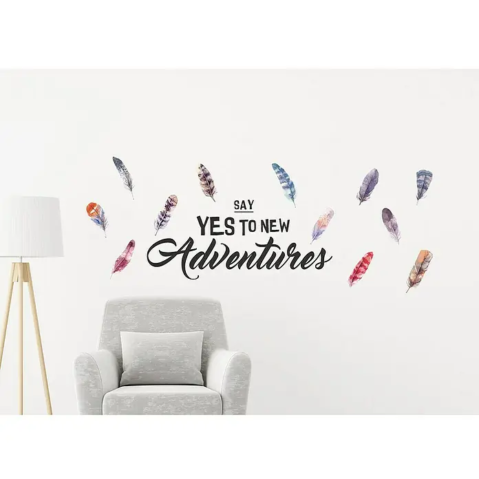 Vinilo de pared Say Yes - Plástico - Vinilo de pared con plumas y la frase "Di Sí a nuevas aventuras" sobre un sillón, una decoración inspiradora para tu hogar.