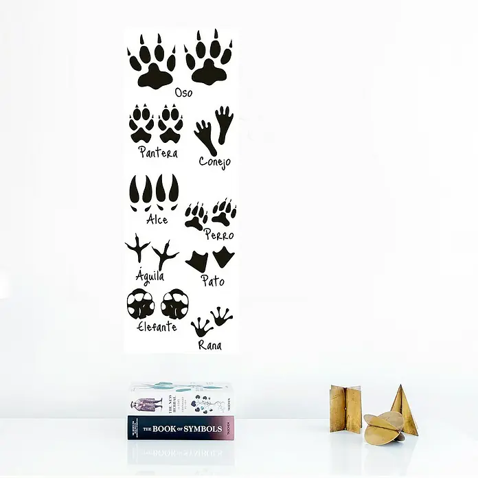 Vinilo de pared Huellas - Plástico - Una pegatina con una serie de huellas de patas de animales, desde el oso hasta la rana, con los nombres de los animales en español debajo.