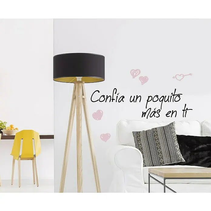 Vinilo de pared Confía - Plástico - Elegante lámpara de pie con pantalla negra y base de madera clara, aportando un ambiente moderno y elegante a la habitación.