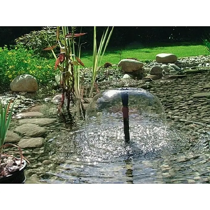 Pontec Teichpumpe PondoVario - 9 W, Fördermenge pro Std.: 750 l - Nahaufnahme eines Bubble-Fountain-Springbrunnens in einem Gartenteich, umgeben von Steinen und Pflanzen.