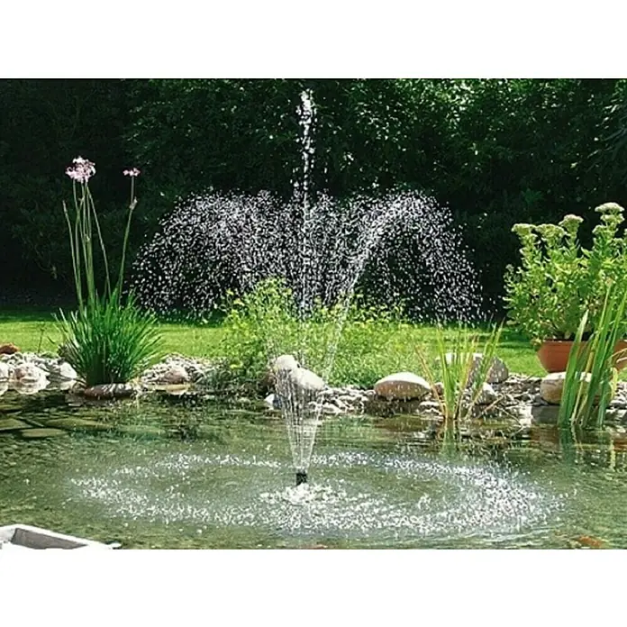 Pontec Teichpumpe PondoVario - 9 W, Fördermenge pro Std.: 750 l - Wasserspiel im Teich mit Springbrunnen, der Wasser in die Luft sprüht, umgeben von Pflanzen und Steinen.