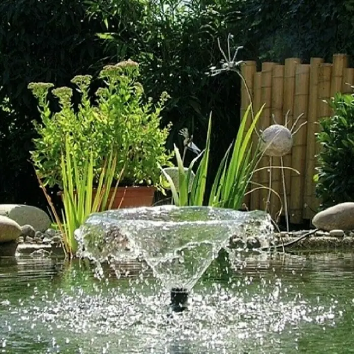 Pontec Teichpumpe PondoVario - 9 W, Fördermenge pro Std.: 750 l - Gartenteich mit Springbrunnen. Die Fontäne sprüht Wasser in die Luft und sorgt für eine beruhigende Atmosphäre im Garten.