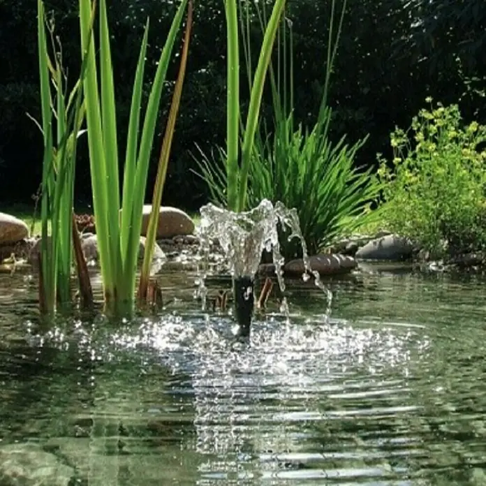 Pontec Teichpumpe PondoVario - 9 W, Fördermenge pro Std.: 750 l - Springbrunnen im Gartenteich. Die Fontäne des Springbrunnens sprüht im Sonnenlicht und erzeugt Wellen auf der Wasseroberfläche.