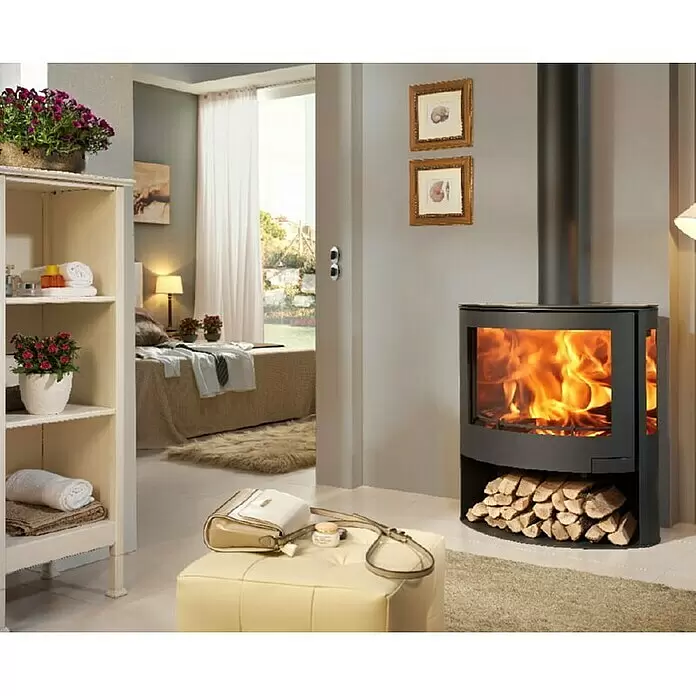 Panadero Estufa de leña Iris - 7,8 kW, Volumen de calefacción: 240 m³, Negro - Una estufa de leña negra con llamas activas visibles a través de su puerta de cristal y leñero integrado, en una acogedora habitación.