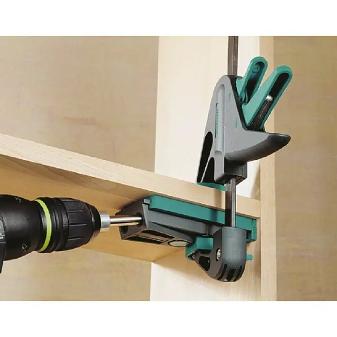 Wolfcraft Juego de herramientas para ensamblar Undercover Jig Pozidriv - 54 pzs. - La imagen muestra una plantilla de espigas Wolfcraft en uso, que permite la perforación precisa de orificios para espigas de madera. Herramienta para carpintería.