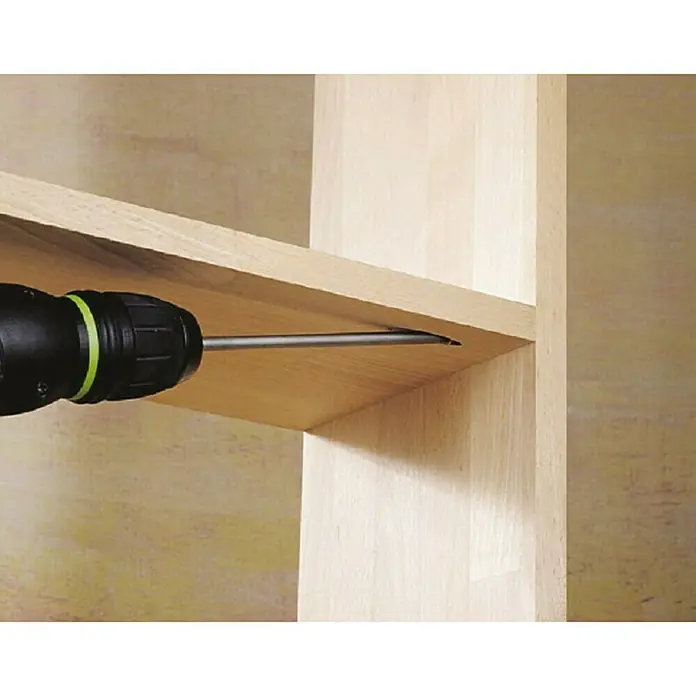Wolfcraft Juego de herramientas para ensamblar Undercover Jig Pozidriv - 54 pzs. - Taladro con un accesorio de destornillador atornillando en un estante. El estante es de madera clara.
