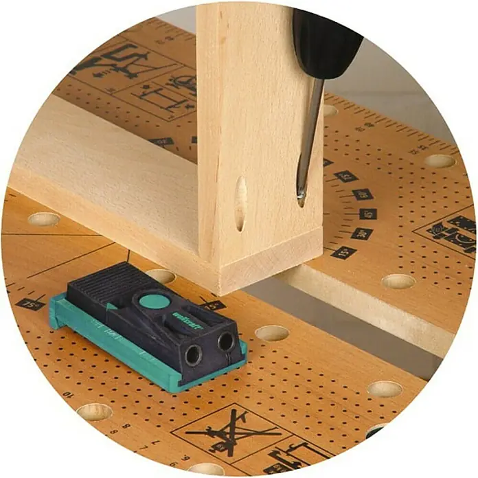 Wolfcraft Juego de herramientas para ensamblar Undercover Jig Pozidriv - 54 pzs. - Un primer plano de una plantilla de espiga Wolfcraft, sobre un banco de trabajo con un marco de madera y un destornillador.